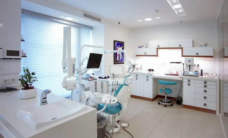 Consultorio dental equipado con sillón y equipo odontológico